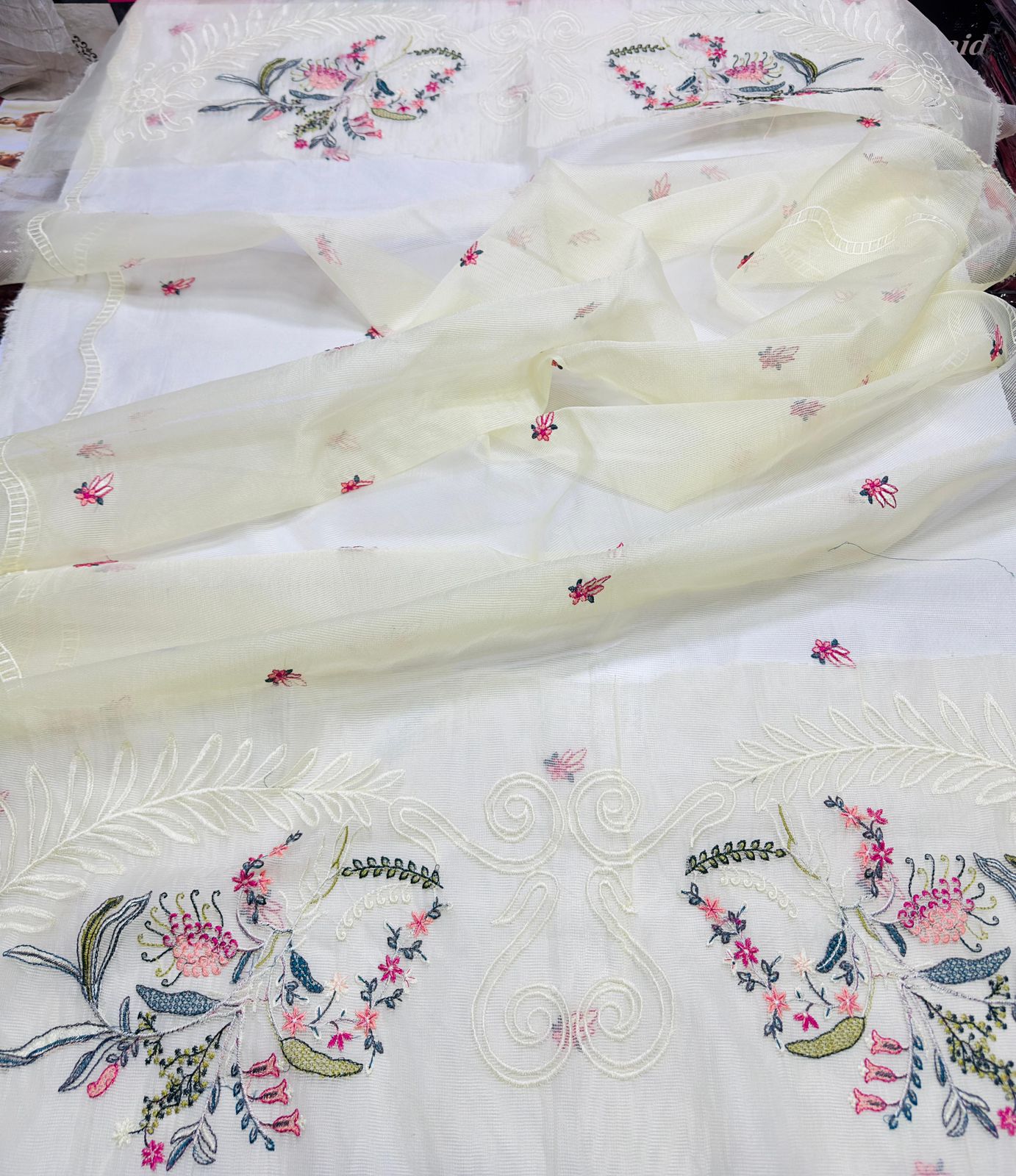 Brand Name QALAMKAR (PREMIUM LAWN) SHIRT: 80/80Lawn DUPATTA: Khadi Net TROUSER: 80/80Lawn