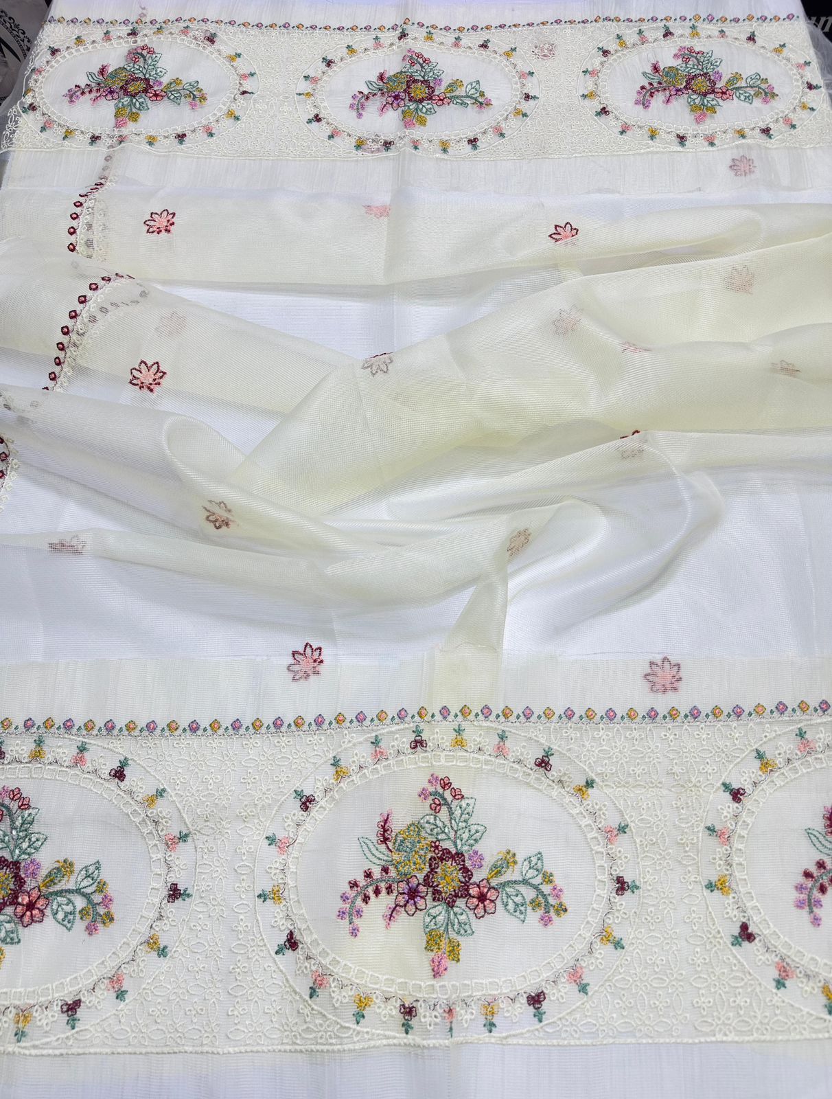 Brand Name QALAMKAR (LAWN) SHIRT: 80/80Lawn DUPATTA: Khadi Net TROUSER: 80/80Lawn